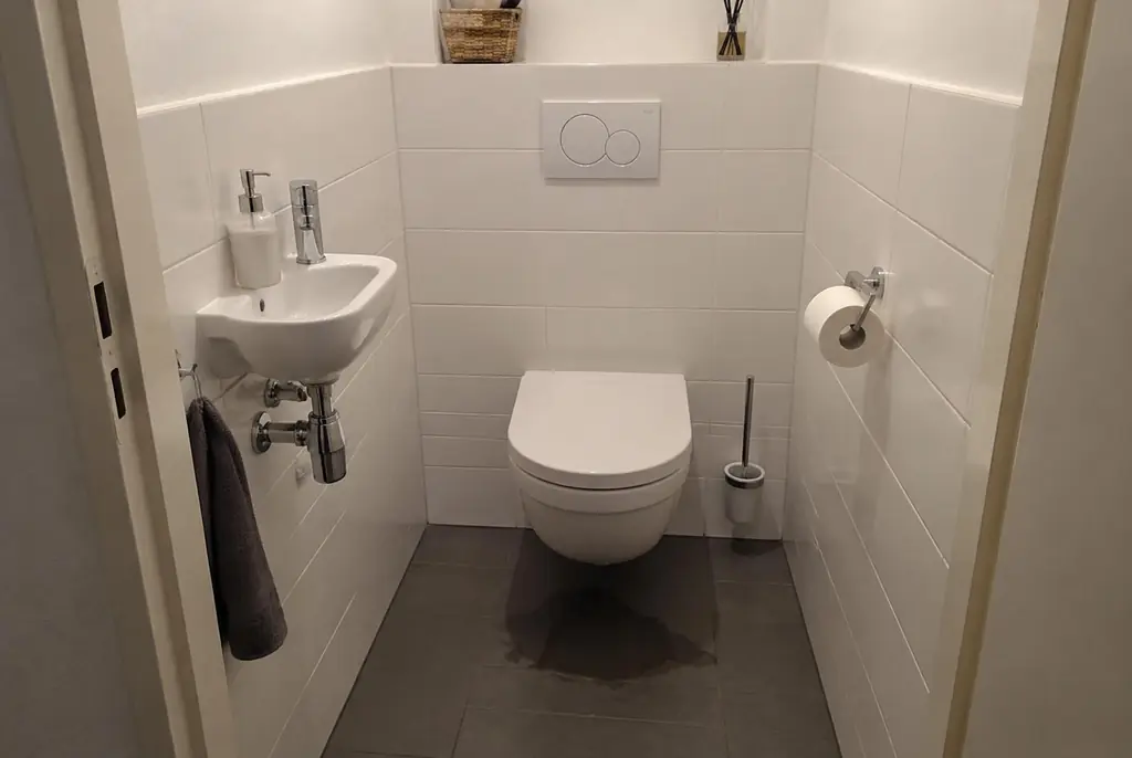 Lekdetectie Heino – natte vloer bij een toilet