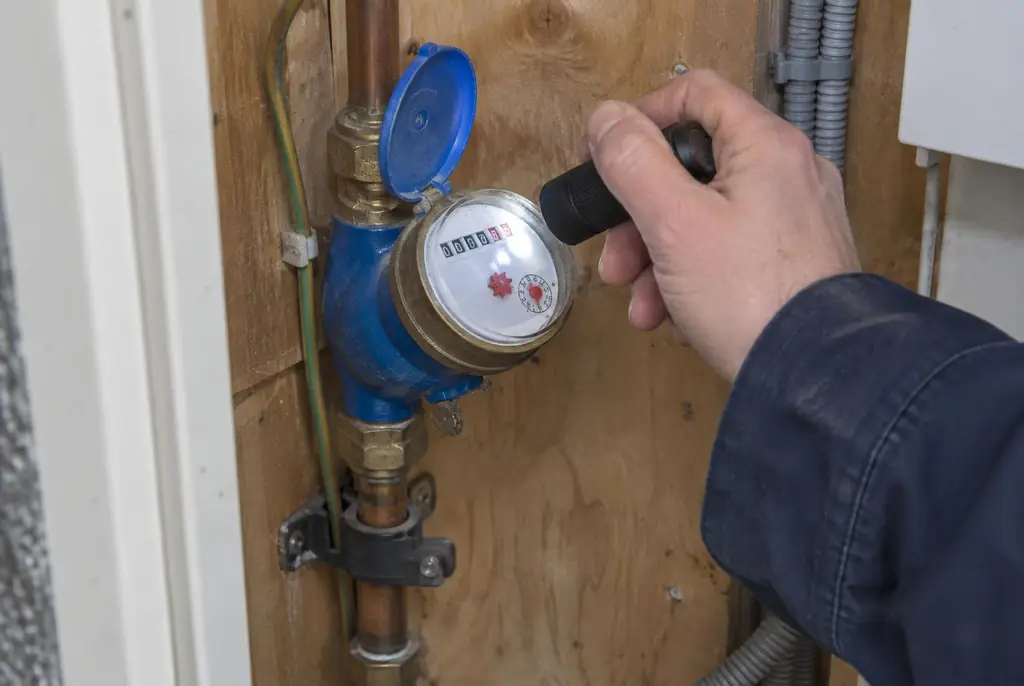 Lekdetectie Heino – watermeter in de meterkast controleren met een zaklamp